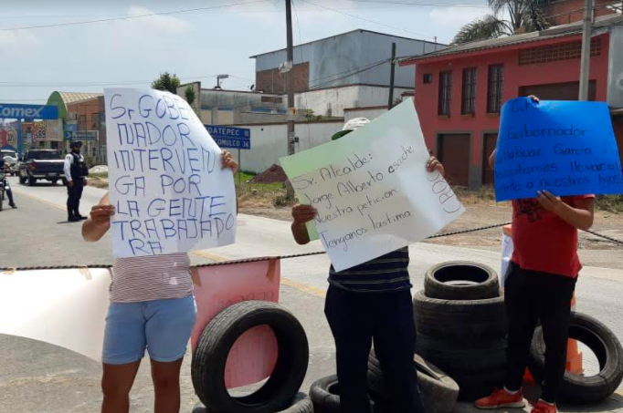 Comerciantes bloquean carretera Las Trancas-Coatepec por presunto desalojo  – El Democrata