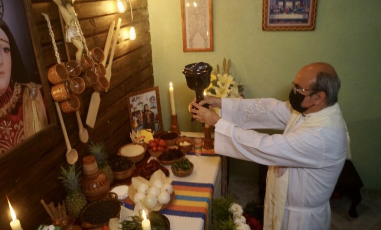 padre religioso en ritual catolico