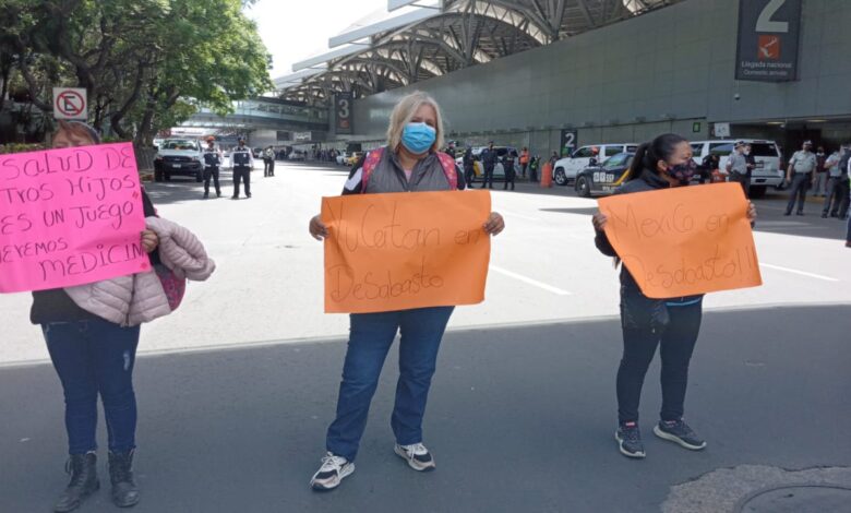 manifestación afuera del aeropuerto de méxico